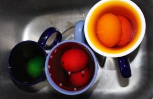 Dyeing eggshells in cups.